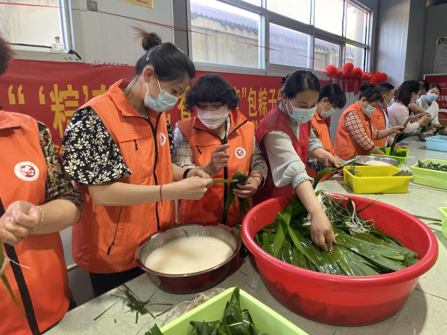 青口供電所黨支部聯(lián)合生產(chǎn)生活服務(wù)中心分會(huì)、黃沙坨社區(qū)，共同舉辦“悠悠艾草香 濃濃端午情”系列活動(dòng)。.png